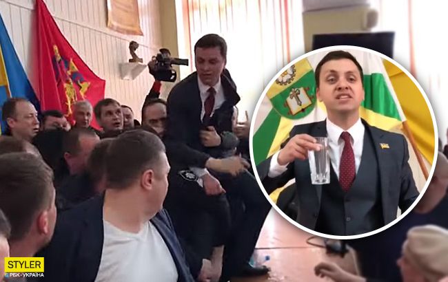 Прыгал по столам и обливался водой: "слуга народа" отжег в Мелитополе (видео)