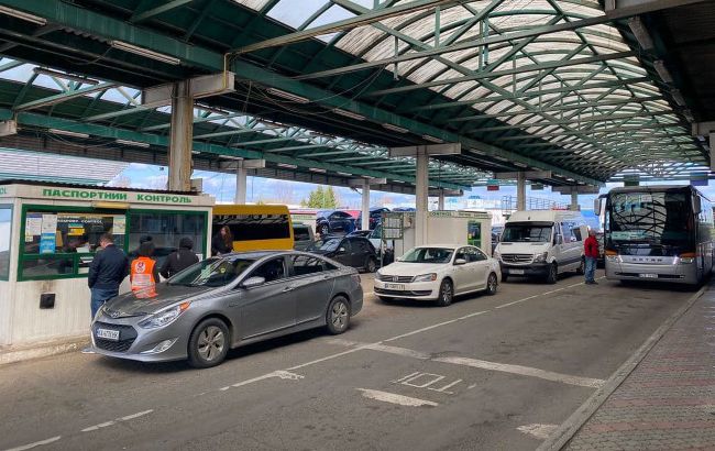 За кордон на авто. Які правила виїзду та чи потрібна довіреність власника