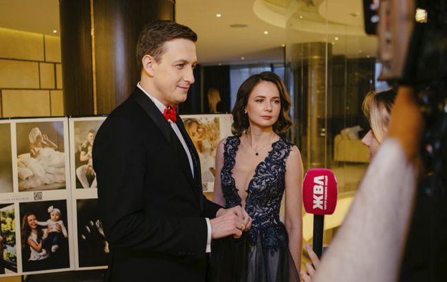 Ведущий "плюсов" вывел в свет красавицу жену: "семья - самое главное в жизни"