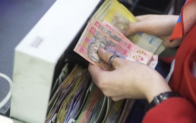 Усі оплати картою і жодної готівки. Що треба знати українцям про зміни у системі розрахунків