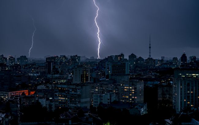 Киян попередили про небезпечну погоду: куди звертатися у разі НП