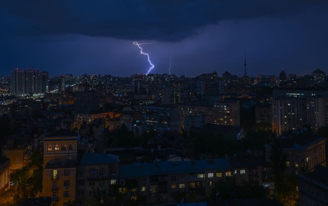 Гроза може тривати всю ніч: киян попередили про негоду