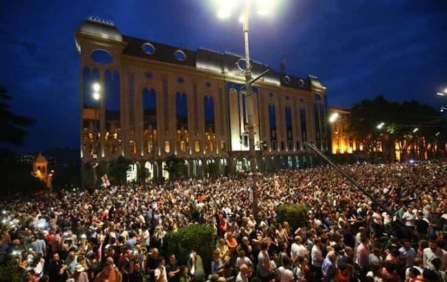 В Грузии протестующие штурмуют парламент