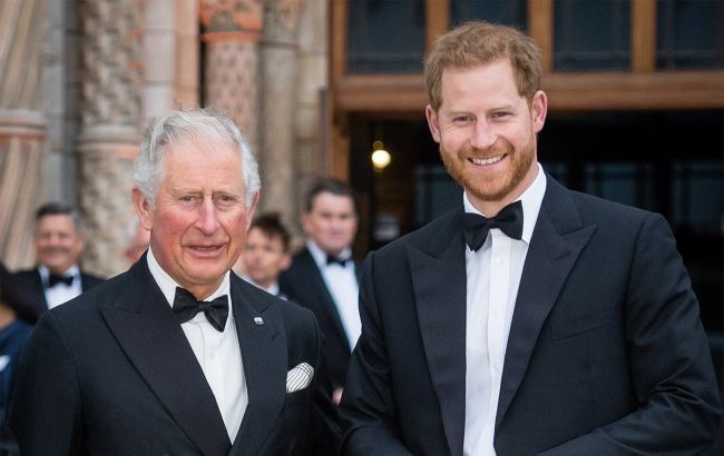 "Він зі мною не говорить". Принц Гаррі розкрив правду про стосунки з батьком: що думає король