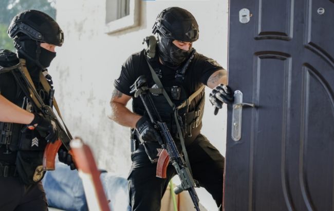 Під виглядом далекобійників та туристів: поліція викрила організаторів схеми для ухилянтів