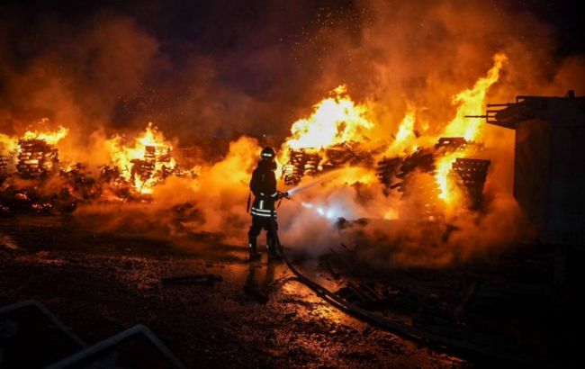 Масштабна пожежа та зруйнований будинок: з'явились фото наслідків удару по Одесі