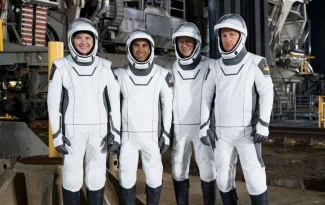 SpaceX перенесла запуск корабля Crew Dragon из-за непогоды: новая дата полета