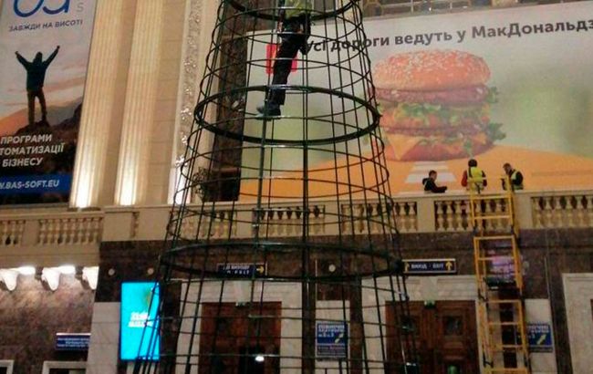Після відкритої справи. На Центральному вокзалі Києва почали встановлення ялинки
