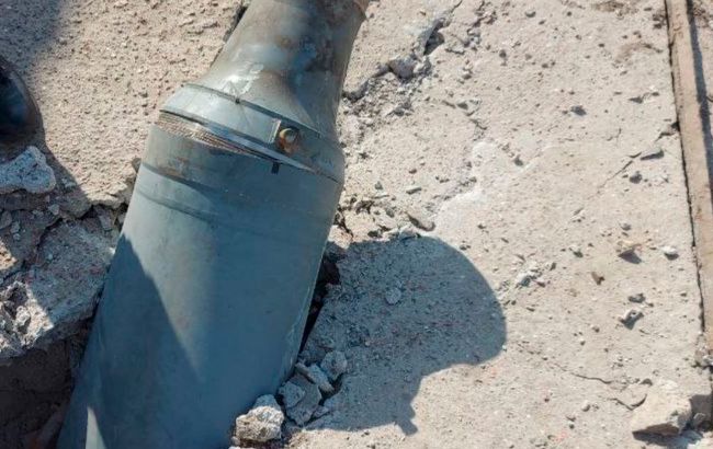 В Николаеве коммунальщики убирают снаряды после российских обстрелов