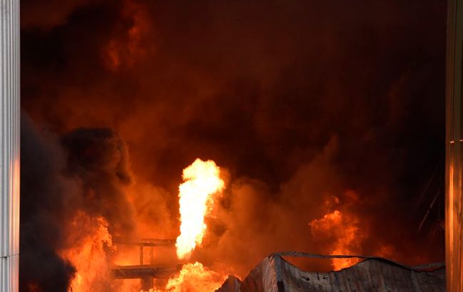 Ракетный обстрел Николаева: спасатели второй день ликвидируют пожар на предприятии