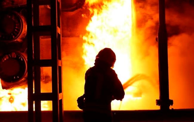 Нічний обстріл Київської області: рятувальники ліквідували наслідку удару
