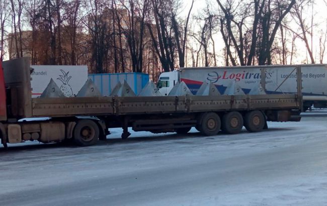 Бояться вторгнення? В ще одній області Росії почали будувати протитанкові загородження