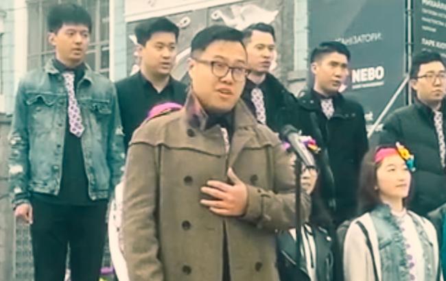 Китаєць заспівав "Як тебе не любити, Києве мій" в самому центрі столиці