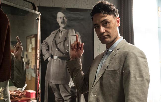 З'явилося перше фото режисера Тайки Вайтіті у ролі Гітлера