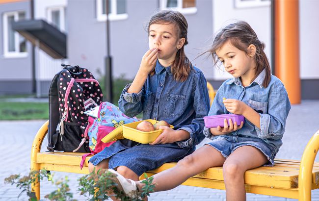 Какой перекус положить ребенку в тревожный рюкзак: список продуктов