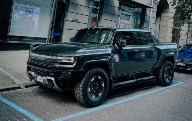 Електричний монстр: пікап GMC Hummer вперше помітили в Україні