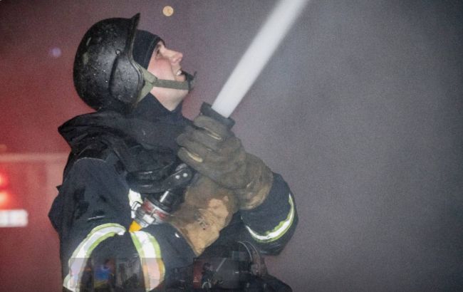 Россияне под утро атаковали Хмельницкий: возник масштабный пожар (фото и видео)
