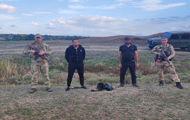 Відчули аромат парфумів: прикордонники піймали двох чоловіків, які тікали у Молдову