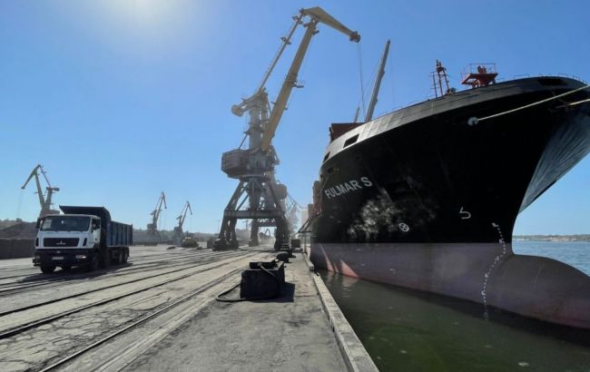 Працівники порту на Одещині організували схему з розтрати мільйонів гривень: подробиці