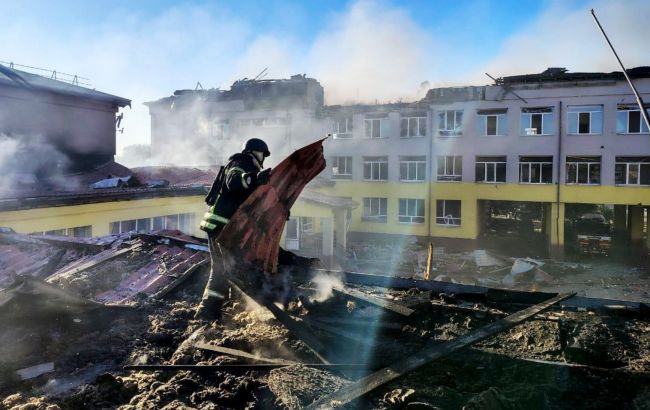 РФ ударила по учебному заведению на Днепропетровщине: в ГСЧС показали фото последствий