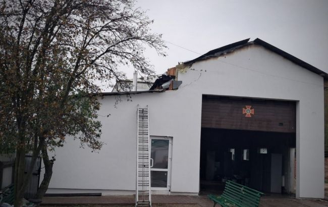 Войска РФ ударили по пожарной части на Черниговщине: фото последствий обстрела