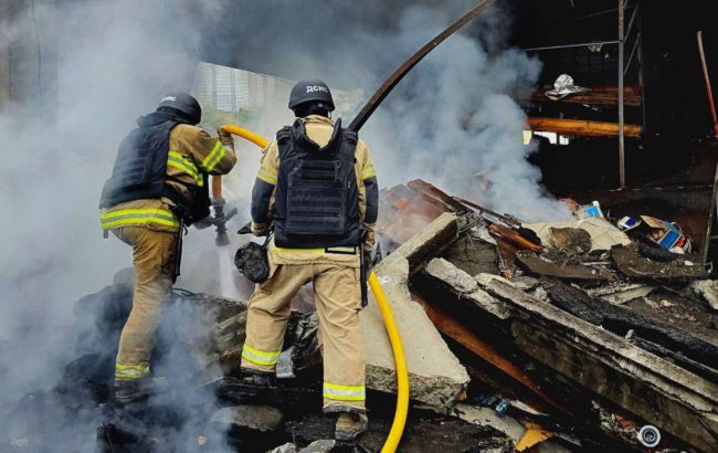 Ранковий обстріл Дніпра: рятувальники показали фото наслідків удару