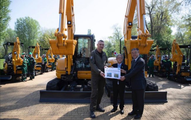 Посол Японії передав Києву техніку для швидкої ліквідації наслідків ударів РФ, - Кличко