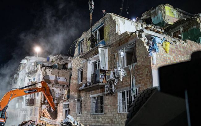 У Києві добу триває рятувальна операція: у ДСНС розповіли деталі та показали свіжі фото