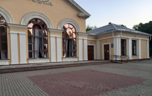 Війська РФ вночі вдарили по Кропивницькому: виникла пожежа, пошкоджена філармонія