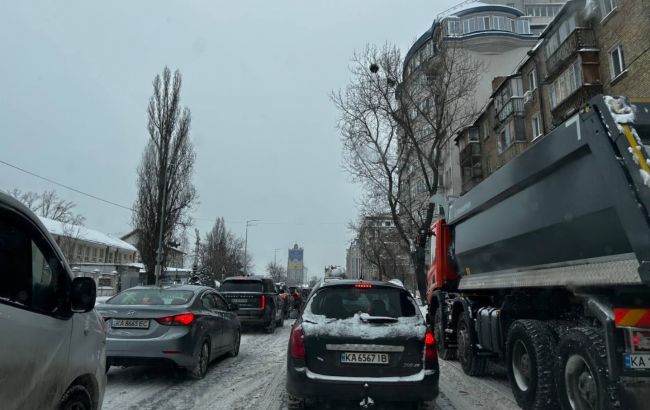 Київ скували затори на тлі снігопаду: де найгірша ситуація