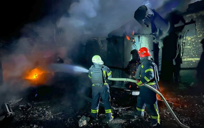 Пожары, удар по судну и перебои со светом: РФ массированно атаковала юг Украины (фото)