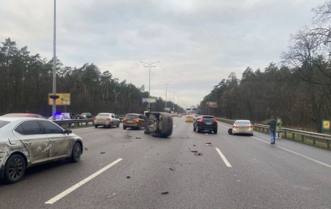 В'їзд до Києва ускладнено: на Бориспільській трасі сталась масштабна аварія (фото)