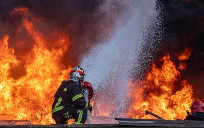 Масштабный пожар на Сумщине: РФ ударила по инфраструктуре и повторно по спасателям