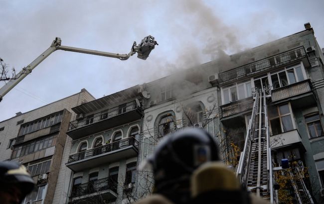 У центрі Києва з вечора горить багатоповерхівка: фото та відео наслідків пожежі