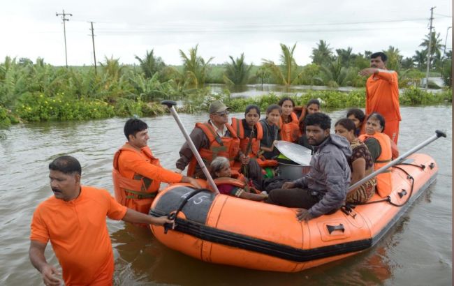 Количество жертв непогоды в Индии превысило сотню