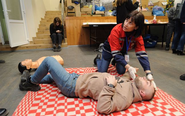 Топ-5 міфів про першу допомогу, які заважають рятувати життя: не вірте в них