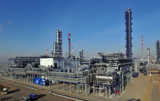 В Омську після потужного вибуху спалахнув великий НПЗ