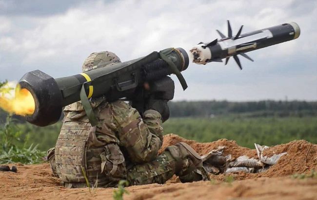 Боец Нацгвардии уничтожил российский танк из ПТРК "Javelin" (видео)