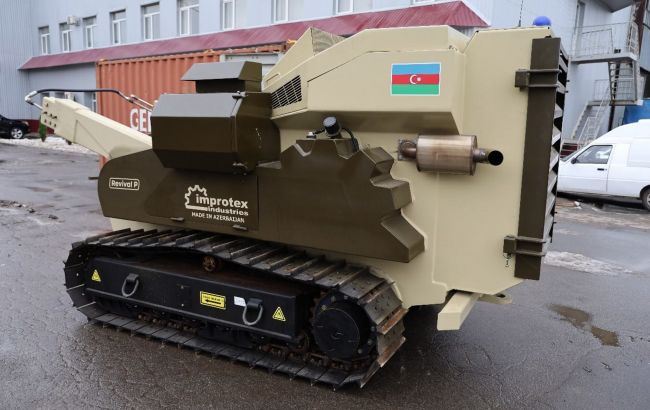 Азербайджан передав українським рятувальникам машину для розмінування Revival P