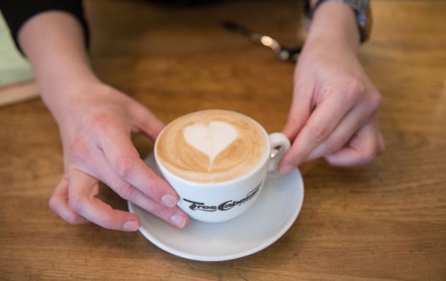 Чи можна пити каву з молоком: тренер розкрив всю правду