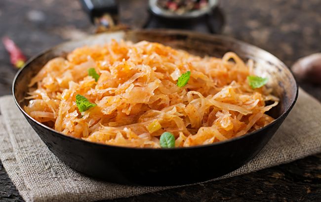 Готовим 12 традиционных блюд к Святвечеру: рецепт №8 - тушеная капуста с секретным ингредиентом