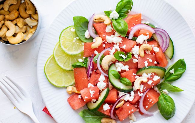 Салат з кавуна, м&rsquo;яти й фети: рецепт страви, яку подають у найкращих ресторанах