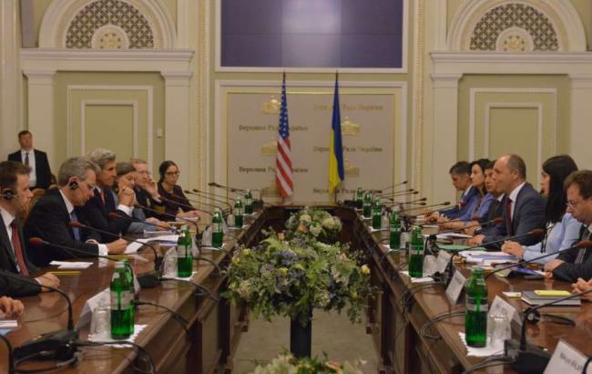 Над предоставлением помощи в обороноспособности Украине работают 5 стран, - Керри