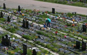 Уборка на могилах в Страстную неделю: как и когда правильно почтить умерших