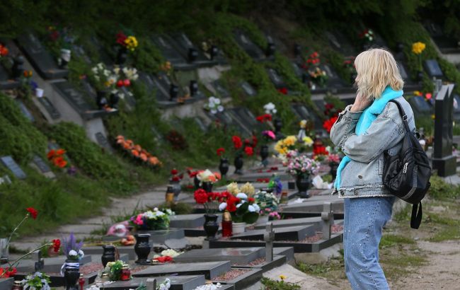 Чи можна ходити на кладовище після обіду? Що кажуть забобони і церква