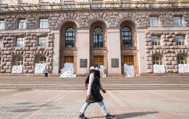 Вимагав хабарі у перевізників: директору департаменту КМДА повідомили про підозру