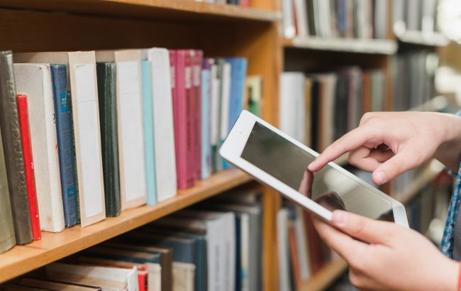 Не детективи та фантастику. Що читають українці та які книги в топі у молоді