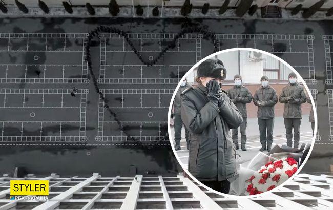 Боец Нацгвардии сделал невероятно романтическое предложение любимой: привлек сотню курсантов (видео)