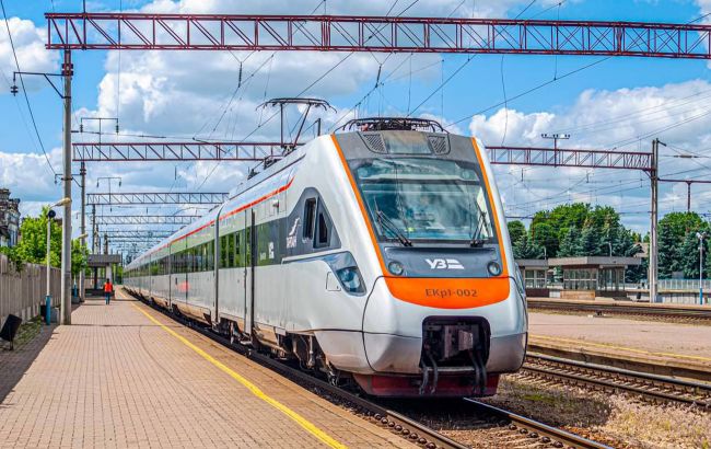 Через ворожі обстріли поїзди "Укрзалізниці" скасували: список рейсів