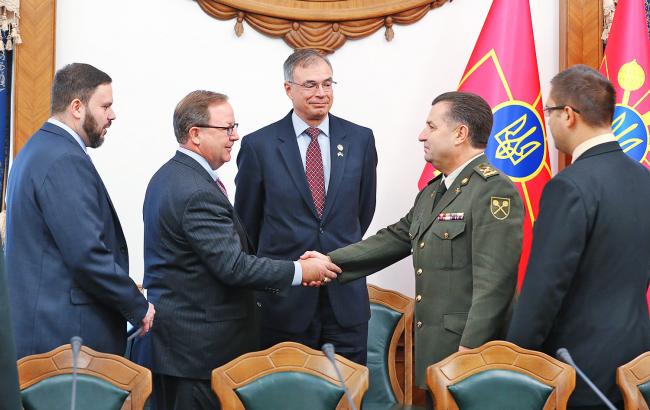 Полторак обговорив з конгресменами США надання Україні летальної зброї